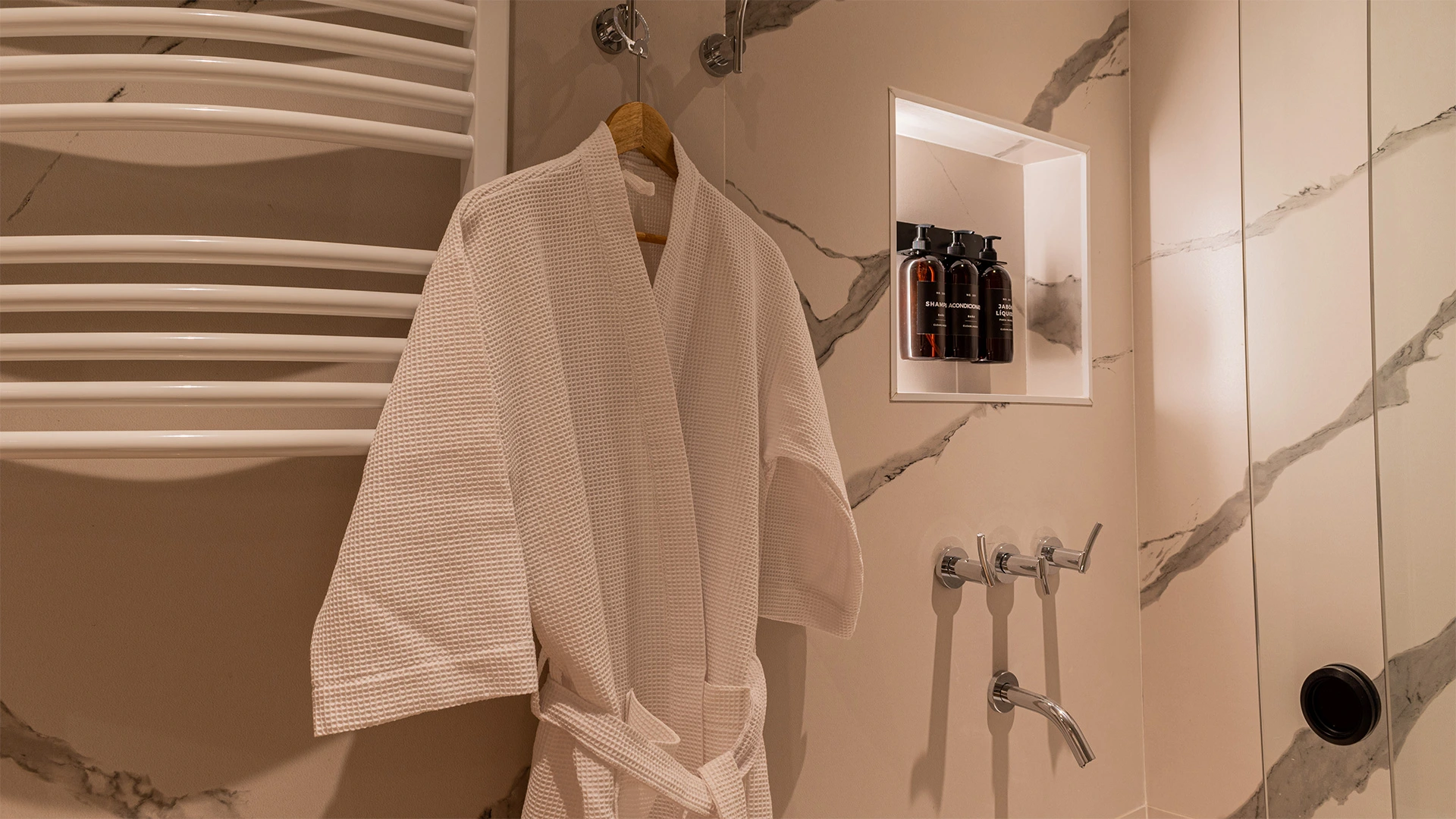 Fotografía de la ducha del baño del dormitorio departamento Lake 1A