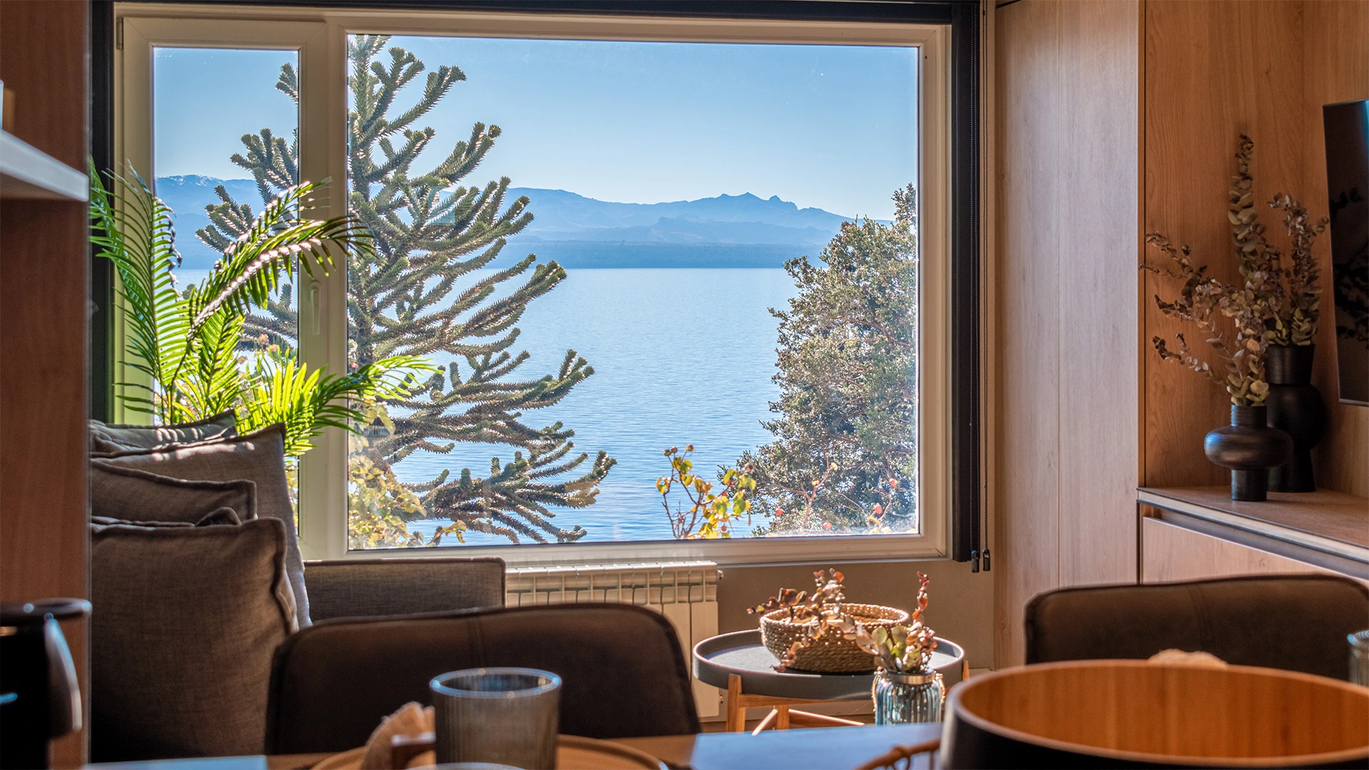 Fotografía con vista al lago desde el comedor departamento Lake 1A