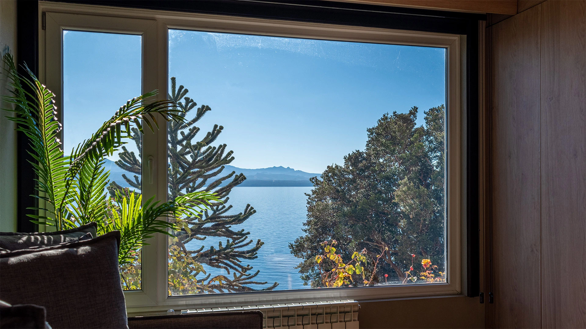 Fotografía de la sala de estar con vista al lago departamento Lake 1A