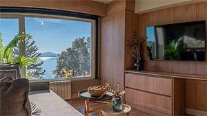 Miniatura de la sala de estar con vista al lago departamento Lake 1A