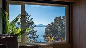 Miniatura de la sala de estar con vista al lago departamento Lake 1A