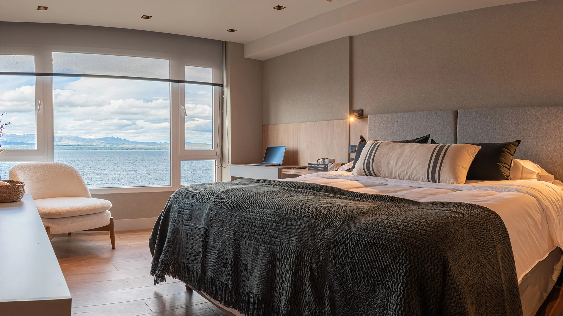 Fotografía del dormitorio con vista al lago departamento Lake 4D