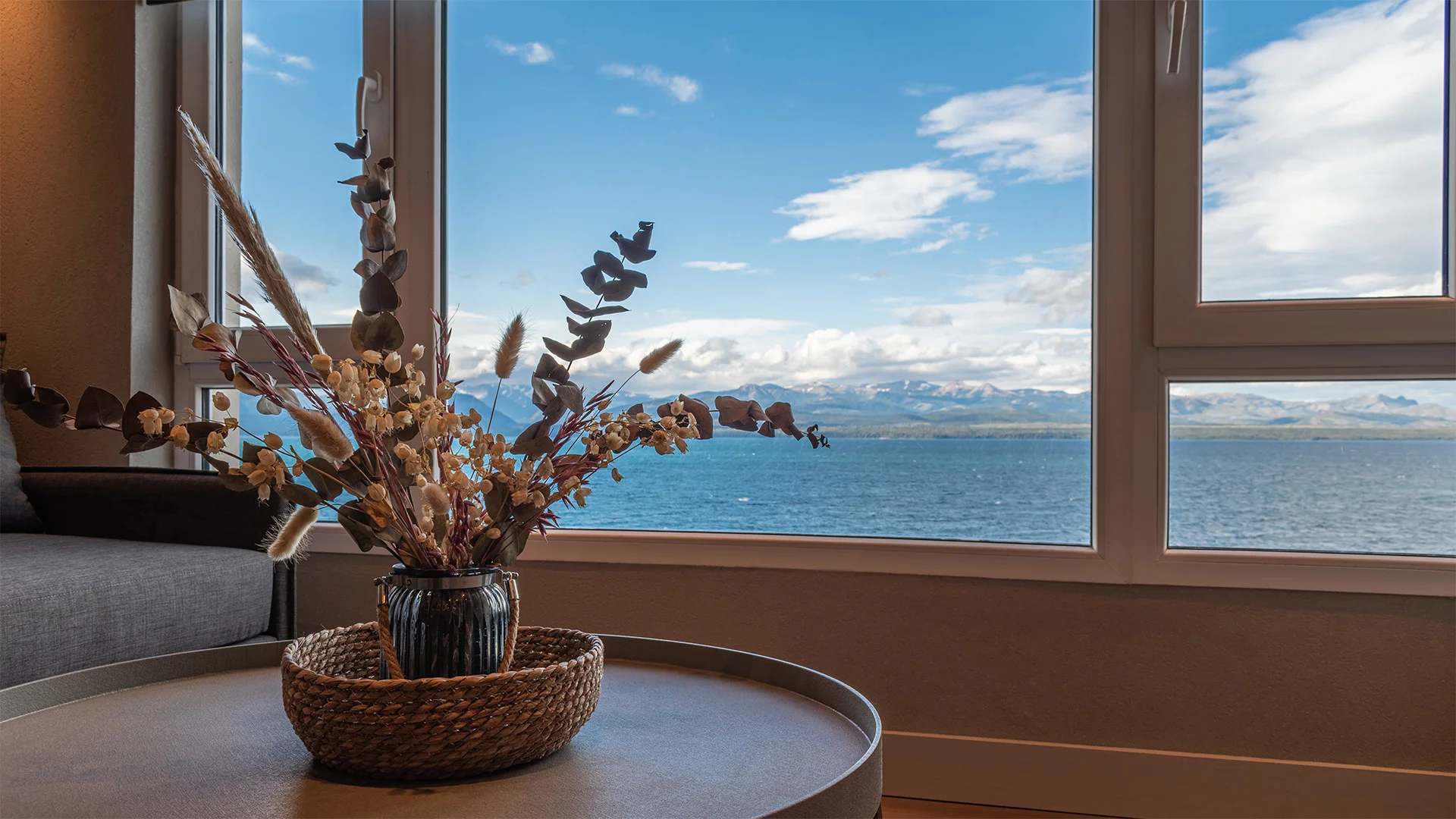Fotografía en primer plano de la decoración de la sala de estar departamento Lake 4D