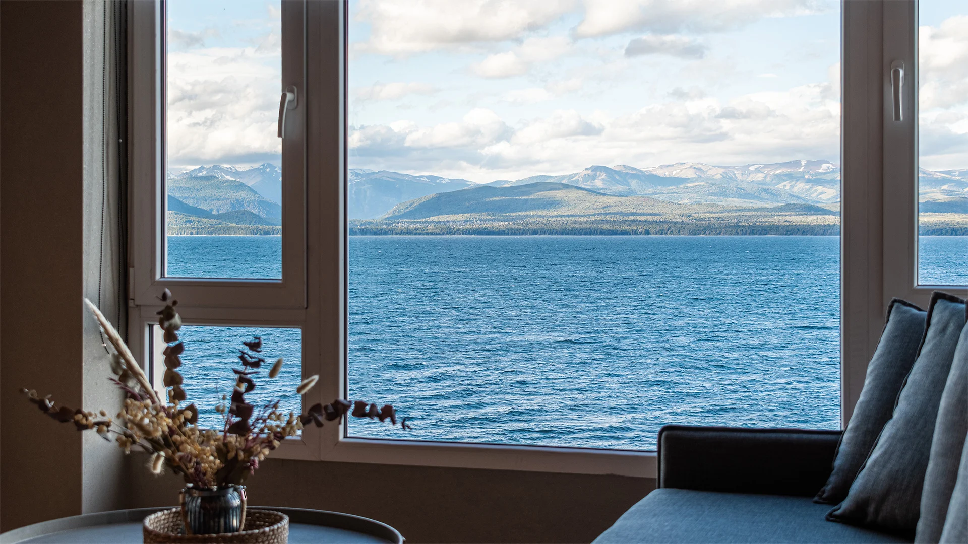 Fotografía del lago Nahuel Huapi vista desde la sala de estar departamento Lake 4E