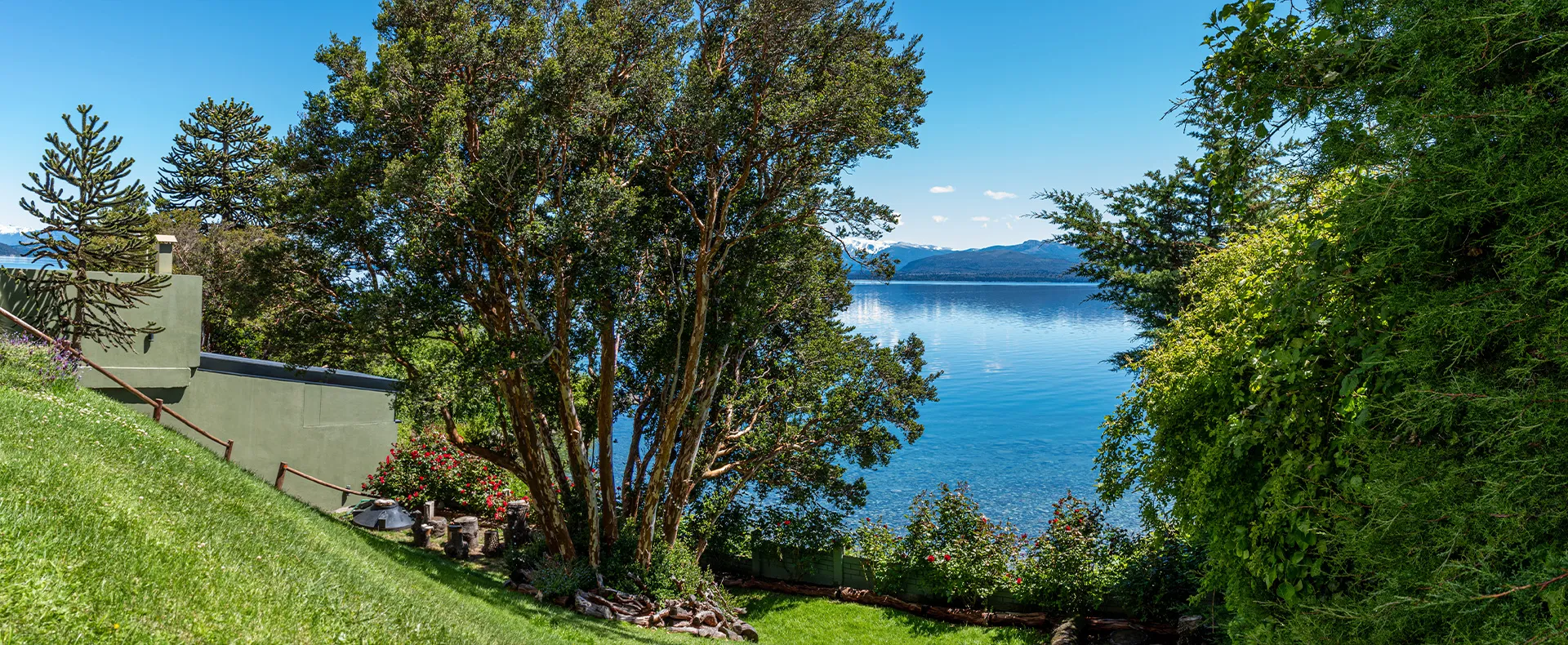 Fotografía panorámica del jardín de Lake Inn
