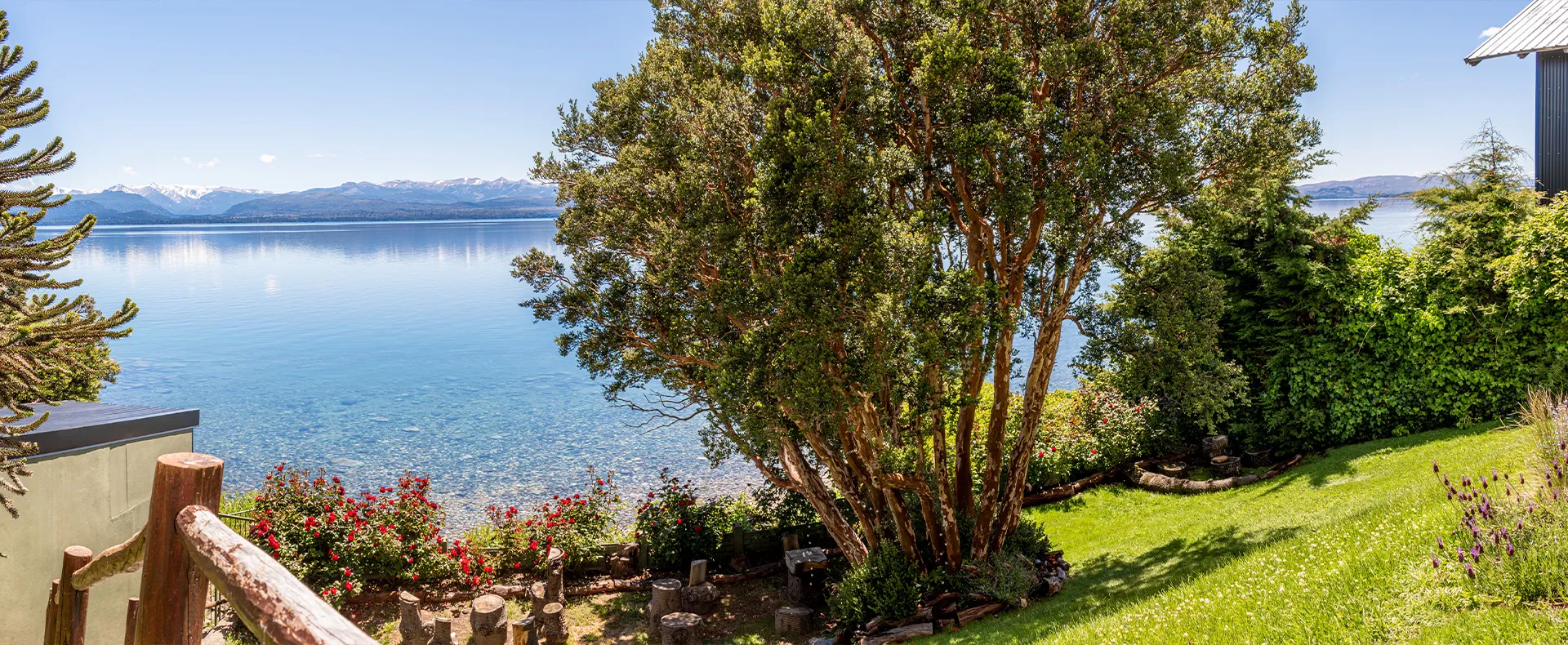 Fotografía panorámica del jardín de Lake Inn