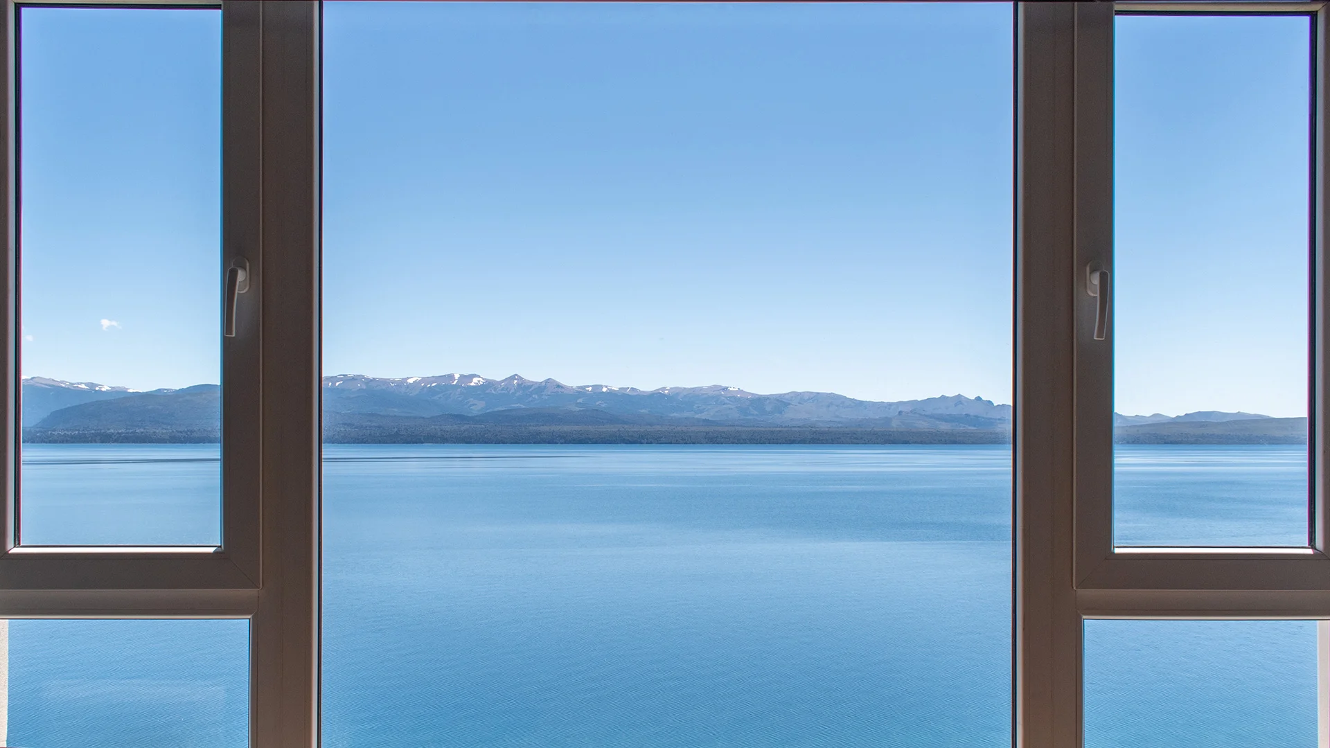 Fotografía Lago Nahuel Huapi desde la ventana de un departamento de Lake Inn
